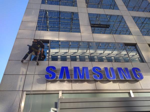 Καθαρισμός υαλοπινάκων με σχοινιά