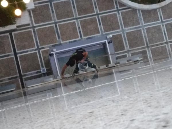 Καθαρισμός γυάλινης επιφάνειας στο έδαφος