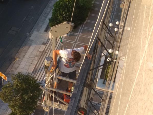 Κρεμαστή πλατφόρμα σε υαλοπίνακες