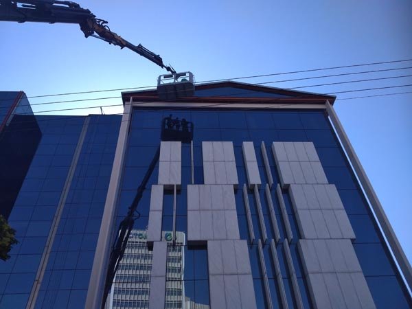 Γερανοφόρο σε καθαρισμό υαλοπινάκων