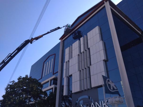 Καλαθοφόρο σε πρόσοψη κτιρίου